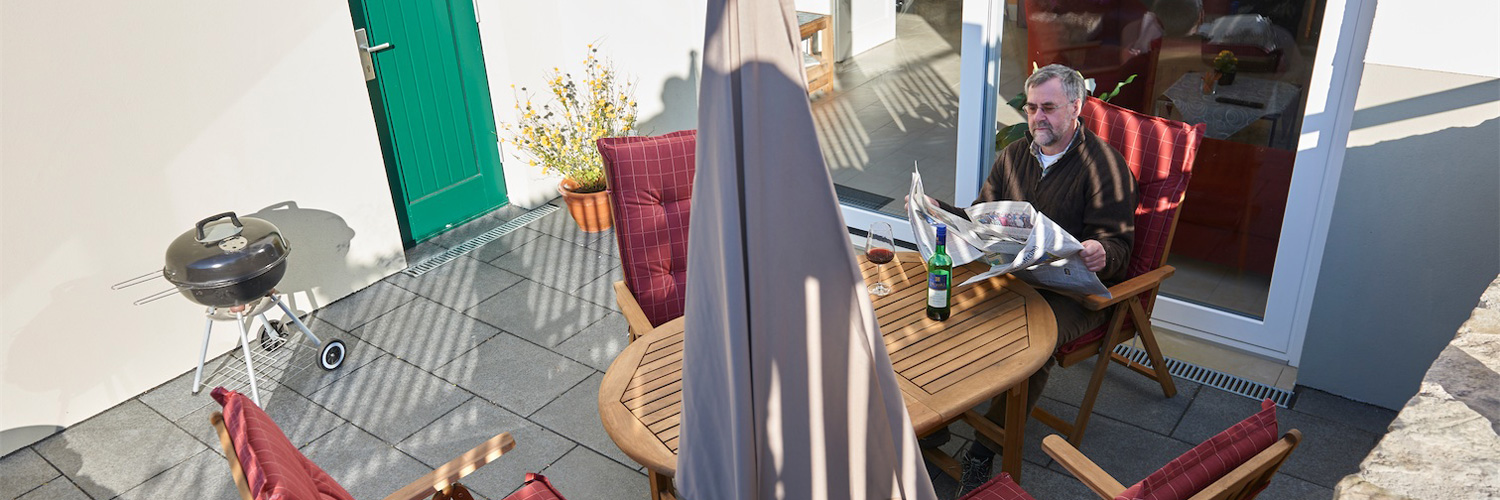 Beide Ferienwohnungen des Ferienhauses Schröder am Eifelsteig verfügen über eine Sonnenterrasse