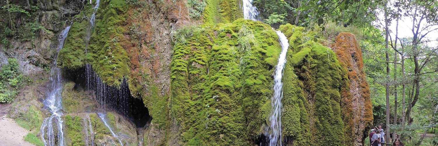 Der Wasserfall Dreimühlen befindet sich in der Nähe von Niederbettingen und bietet sich für eine Wanderung an.